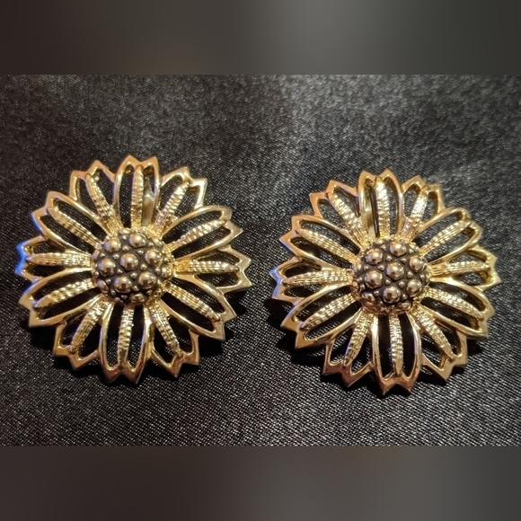 Sarah Coventry Jewelry - Sarah Coventry Large Vintage Gold Tone Sunflower Clip On Earrings 1 1/4"